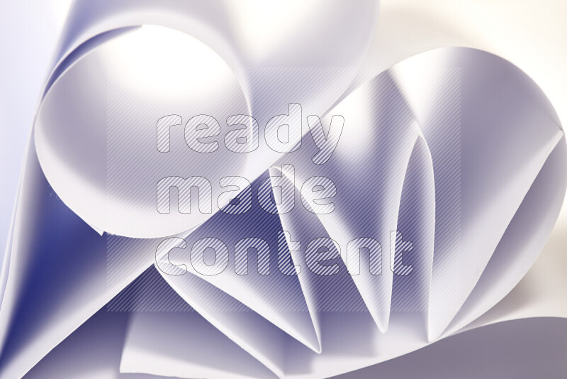 عرض فني لطيات الورق تخلق مزيج من الأشكال الهندسية، مضاءة بإضاءة ناعمة بدرجات اللون الرمادي