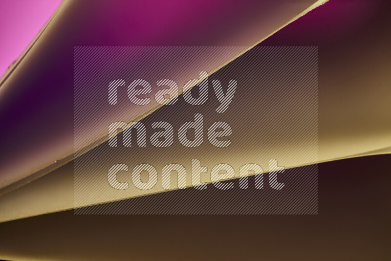 فن تجريدي يعرض منحنيات مع تدرجات الألوان الدافئة والباردة مكونه بضوء ملون