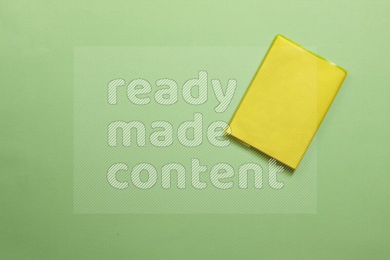 دفاتر ملاحظات متعددة الألوان علي خلفية خضراء