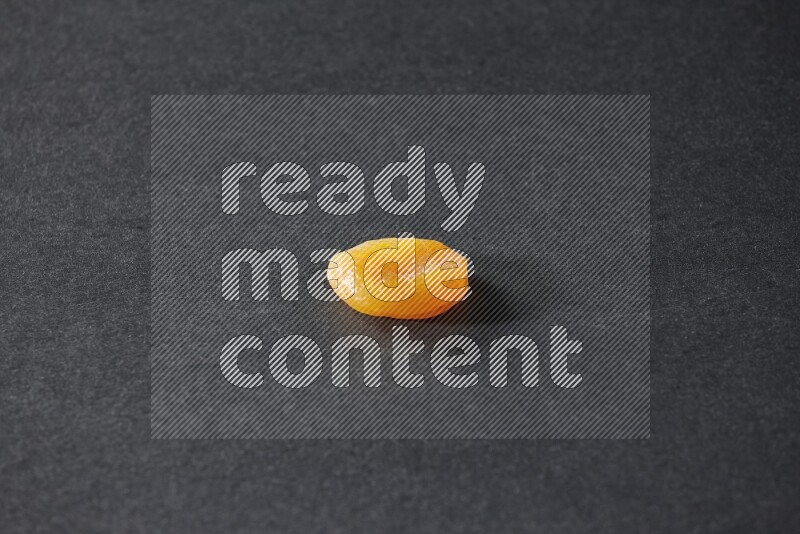 حبة واحدة من المشمش المجفف على خلفية سوداء