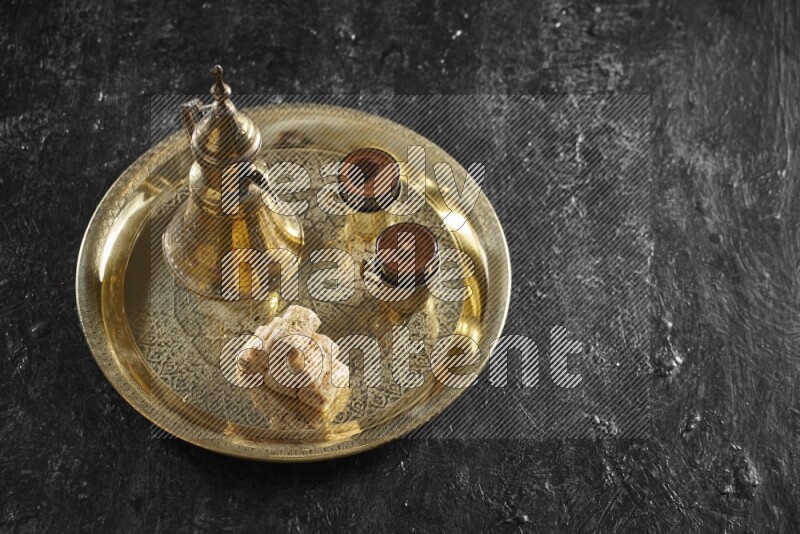 جلاش مع مشروب ساخن على صينية معدنية