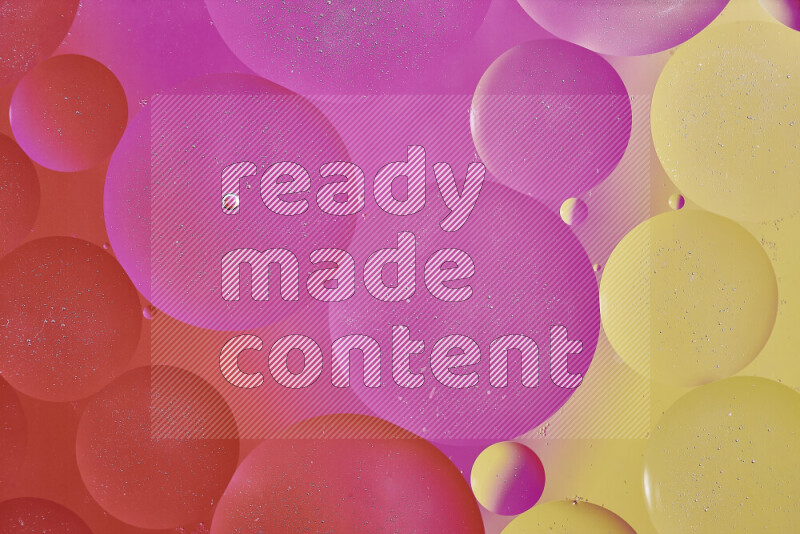 لقطات مقربة لفقاعات من الزيت على سطح الماء باللون الأصفر والبرتقالي والوردي