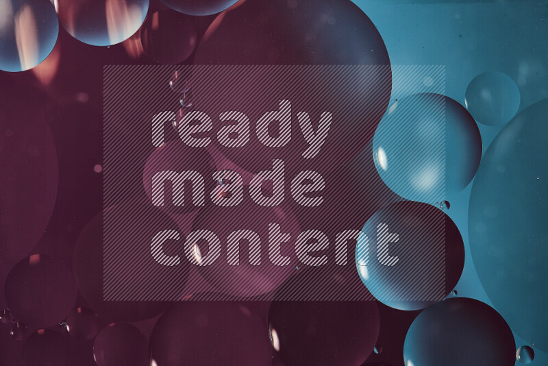 لقطات مقربة لفقاعات من الزيت على سطح الماء باللون الأزرق والأرجواني