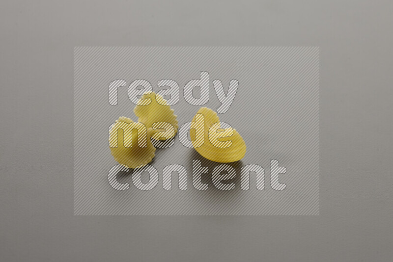 معكرونة فيونكة مع أنواع أخري من المعكرونة علي خلفية رمادية