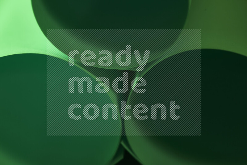 الصورة تعرض فن ورقي تجريدي بأشكال دائرية بدرجات متنوعة من اللون الأخضر