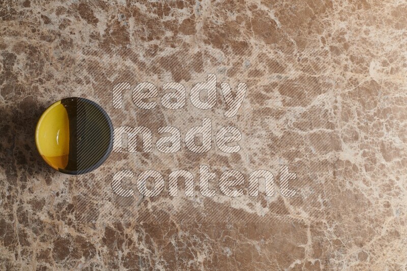 وعاء فخاري متعدد الألوان على خلفية من الرخام البيج