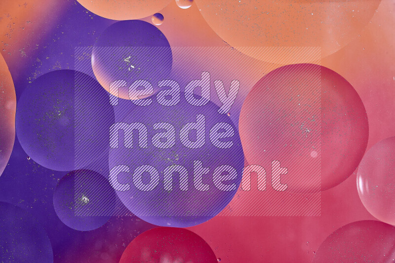 لقطات مقربة لفقاعات من الزيت على سطح الماء باللون الأحمر والبرتقالي والأرجواني