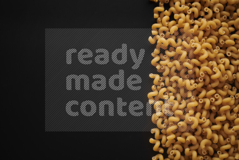 أنواع مختلفة من المعكرونة علي خلفية سوداء