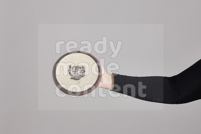 امرأة ترتدي عباءة سوداء تحمل أدوات فخارية مختلفة في أوضاع متعددة