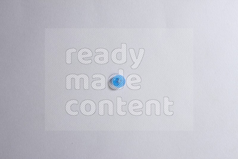 زر واحد ملون على خلفية رمادية