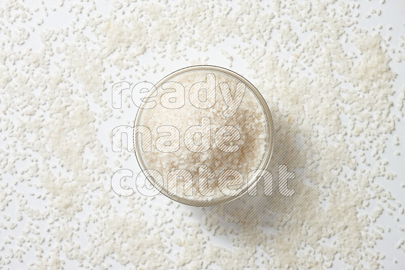 أرز ابيض علي خلفية بيضاء