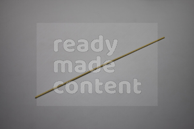 معكرونة إسباجيتي علي خلفية رمادية