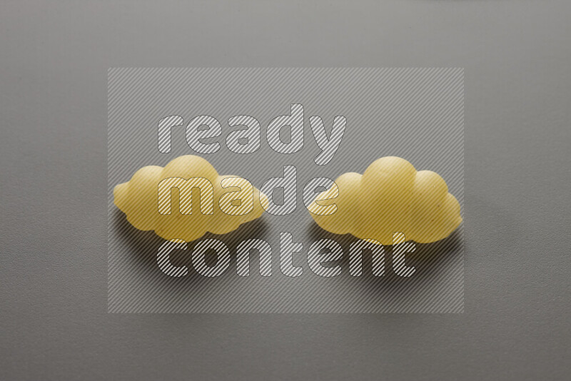 معكرونة قواقع علي خلفية رمادية