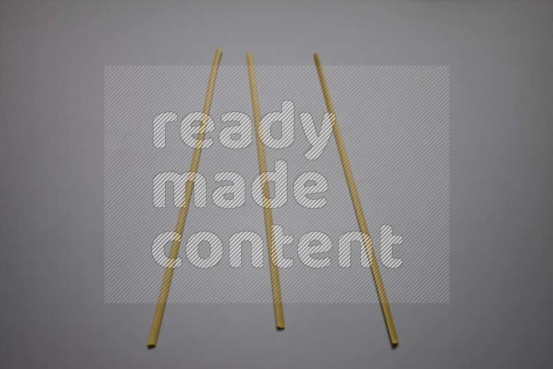 معكرونة شرايط علي خلفية رمادية