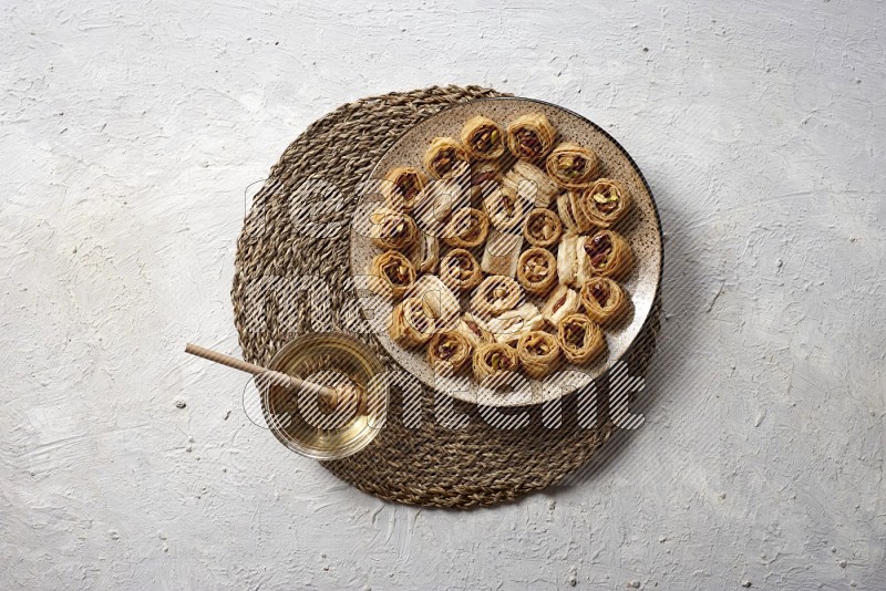 حلويات شرقية في أطباق فخارية مع العسل