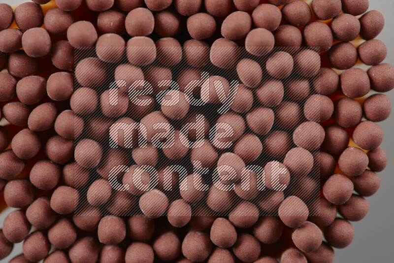 لقطات مقربة لحزمة من أعواد الكبريت علي خلفية رمادية