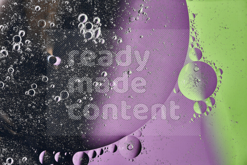 لقطات مقربة لفقاعات من الزيت على سطح الماء باللون الأسود والأخضر والأرجواني