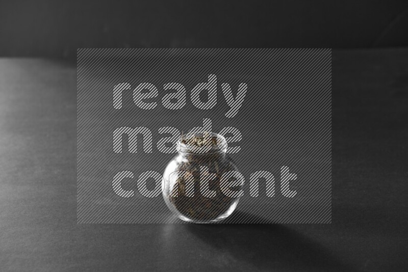 ريحان في وعاء زجاجي علي خلفية سوداء