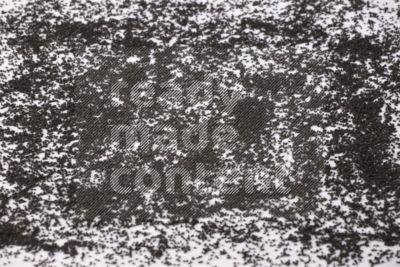 بذور حبة البركة متناثرة علي خلفية بيضاء