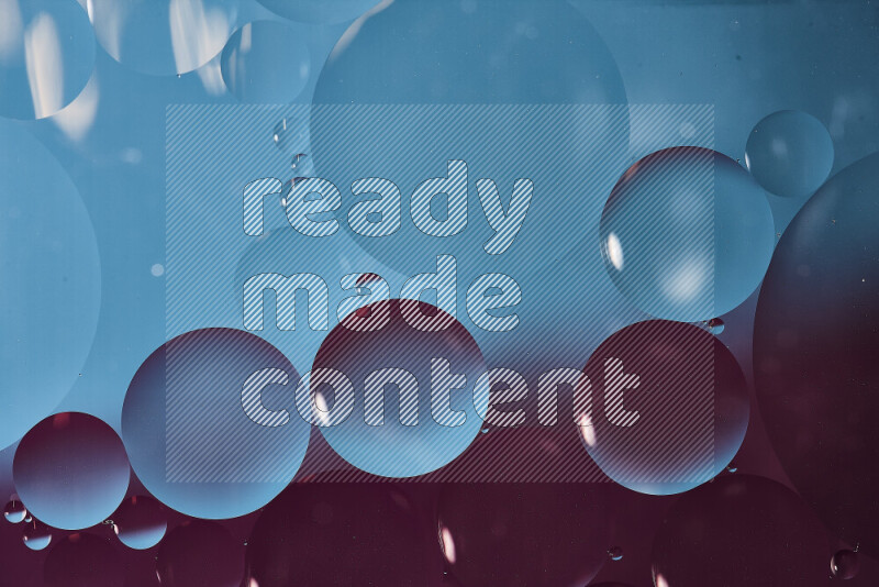 لقطات مقربة لفقاعات من الزيت على سطح الماء باللون الأزرق والأرجواني