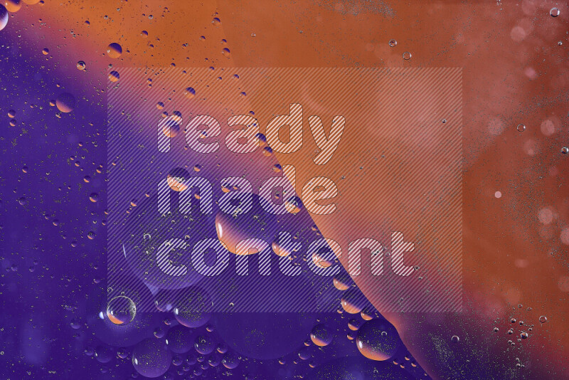 لقطات مقربة لفقاعات من الزيت على سطح الماء باللون البرتقالي والأرجواني