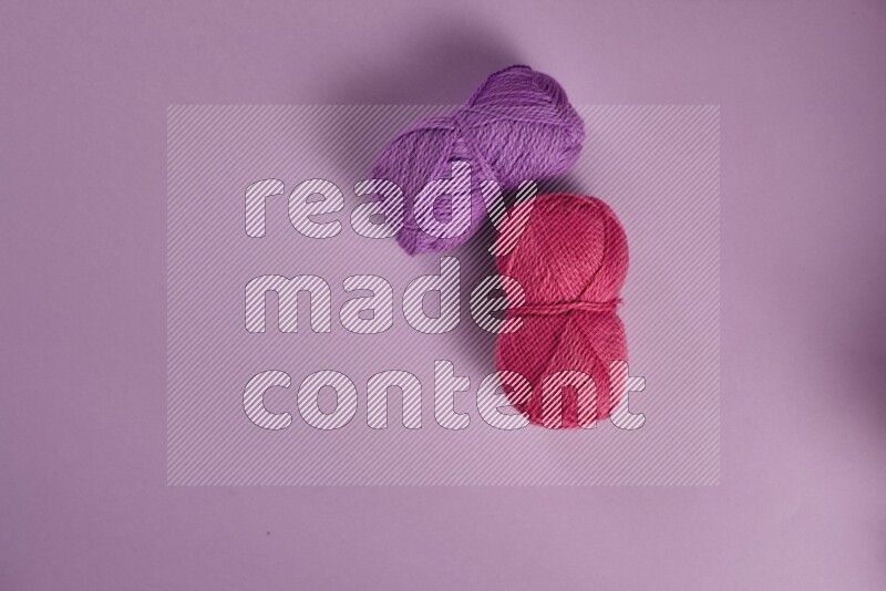 مجموعة من أدوات الخياطة والتفصيل زهرية وأرجوانية اللون على خلفية أرجوانية