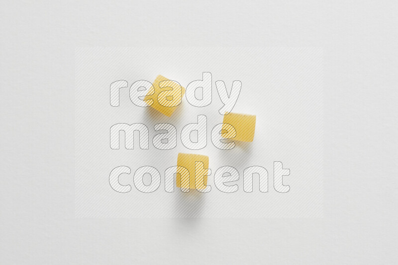 معكرونة خواتم علي خلفية بيضاء