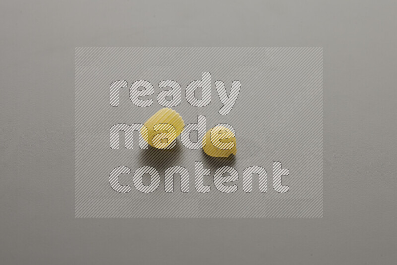 معكرونة خواتم مع أنواع أخري من المعكرونة علي خلفية رمادية