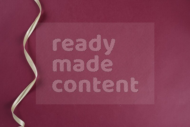 مجموعة من أدوات الخياطة والتفصيل خضراء وحمراء اللون على خلفية حمراء