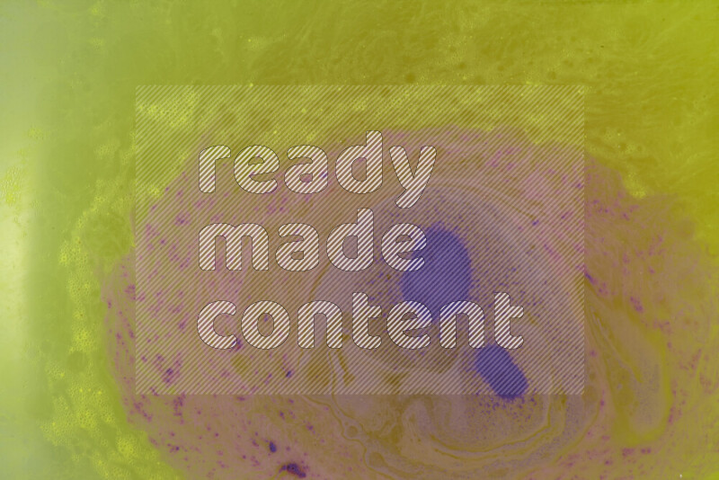 تلتقط الصورة تناثرا للطلاء الأرجواني علي خلفية صفراء