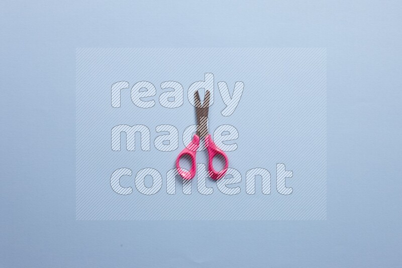 أدوات مدرسة مختلفة علي خلفية زرقاء