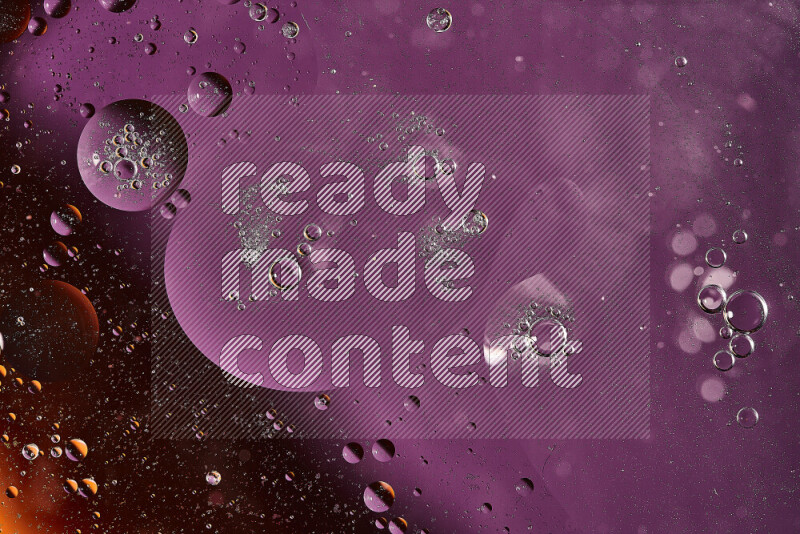 لقطات مقربة لفقاعات من الزيت على سطح الماء باللون البرتقالي والأرجواني