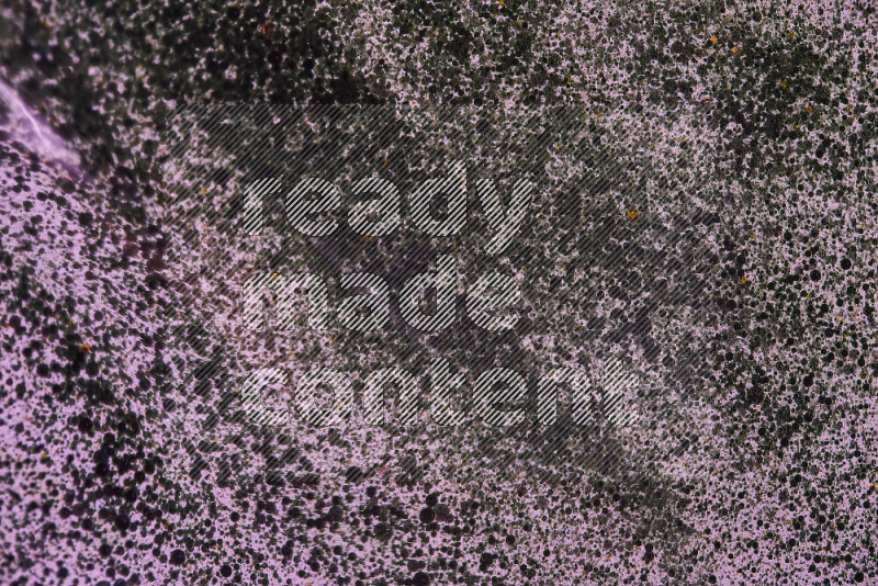 لقطات مقربة لقطرات ألوان مائية خضراء على سطح الزيت على خلفية وردية