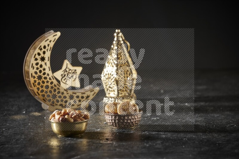 مكسرات في وعاء معدني مع التين المجفف بجانب فوانيس ذهبية علي خلفية سوداء