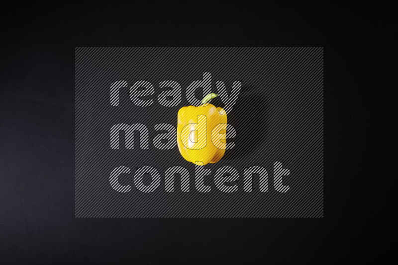 فلفل أصفر حلو علي خلفية سوداء