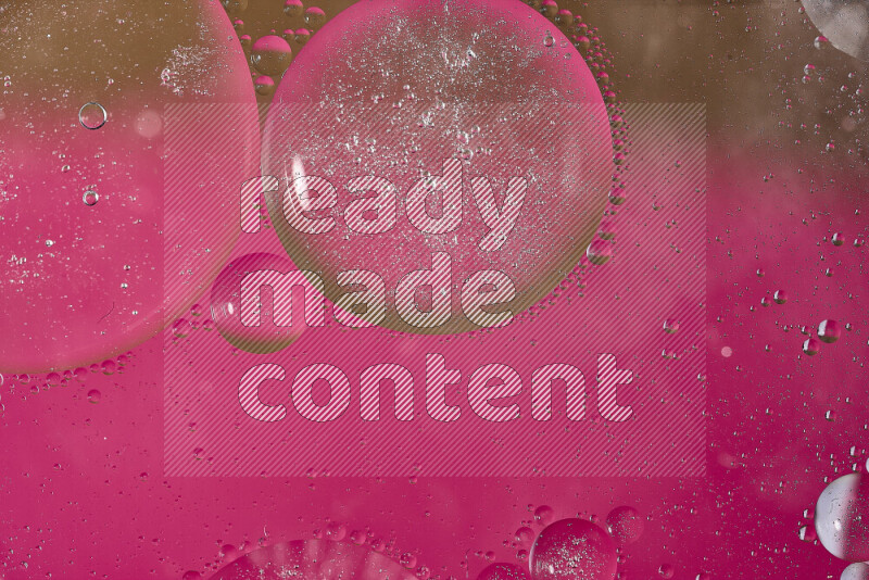 لقطات مقربة لفقاعات من الزيت على سطح الماء باللون الوردي والبني