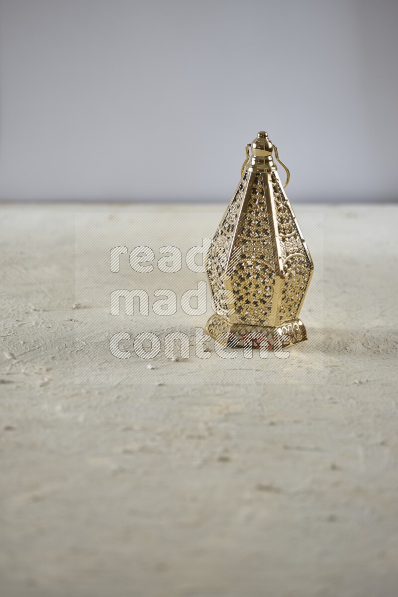 فانوس موضوع علي خلفية بيضاء