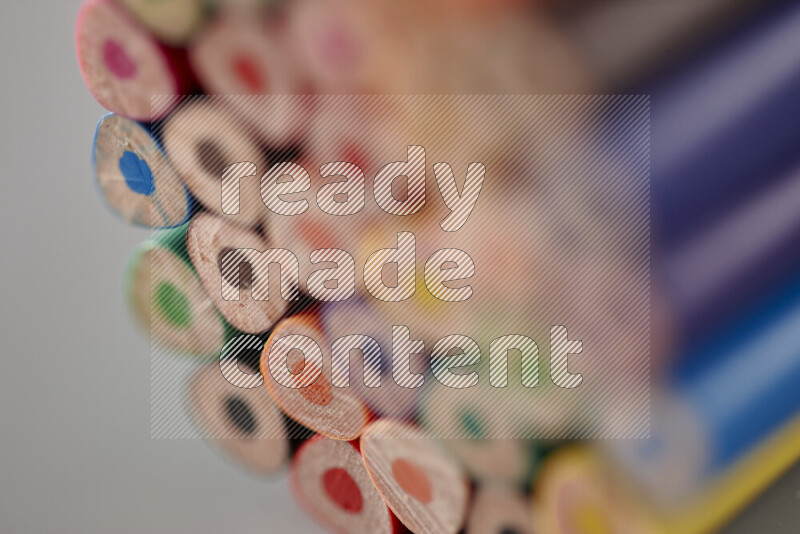 مجموعة من أقلام التلوين على خلفية رمادية