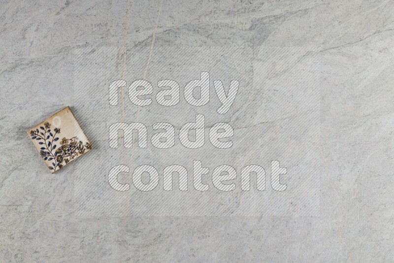 قواعد أكواب فخارية مزخرفة على خلفية من الرخام الرمادي