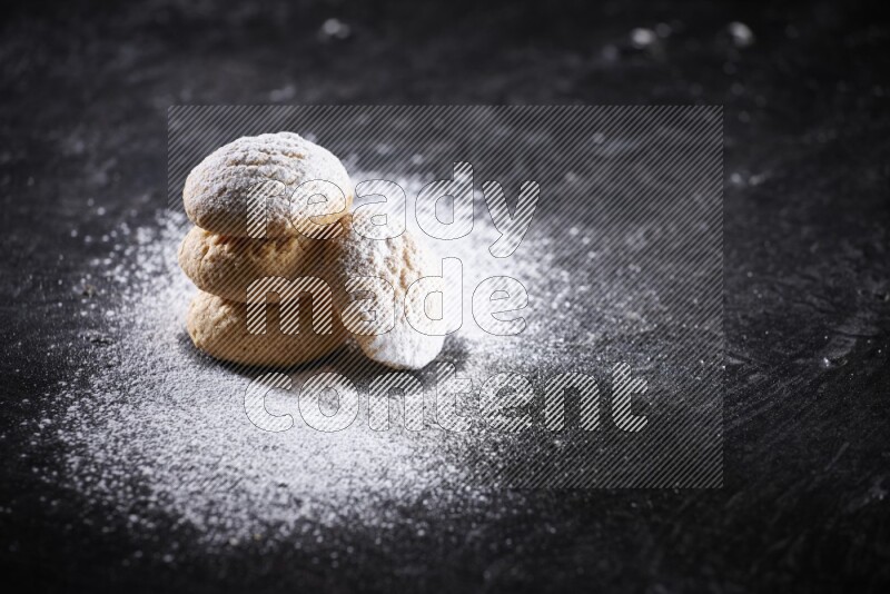 كحك علي خلفية سوداء