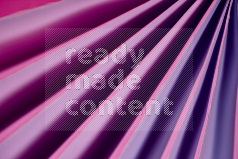 صورة تقدم نمط تجريدي ورقي من الخطوط المائلة بدرجات اللون الارجواني