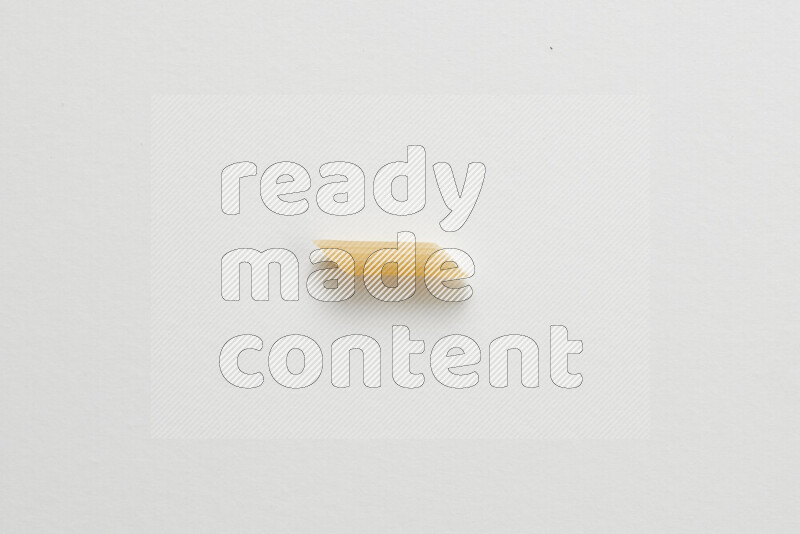 معكرونة فرن صغيرة علي خلفية بيضاء