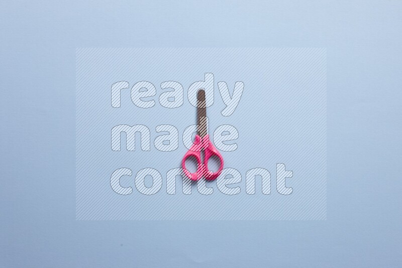 أدوات مدرسة مختلفة علي خلفية زرقاء