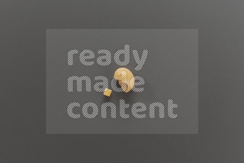 معكرونة مرمرية مع أنواع أخري من المعكرونة علي خلفية رمادية