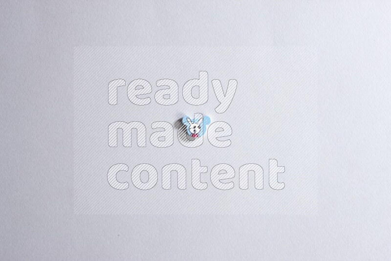 زر واحد ملون على خلفية رمادية