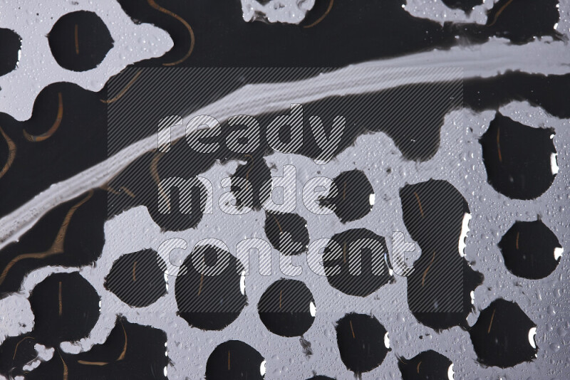 لقطات مقربة لأشكال مختلفة مرسومه باللون الأسود