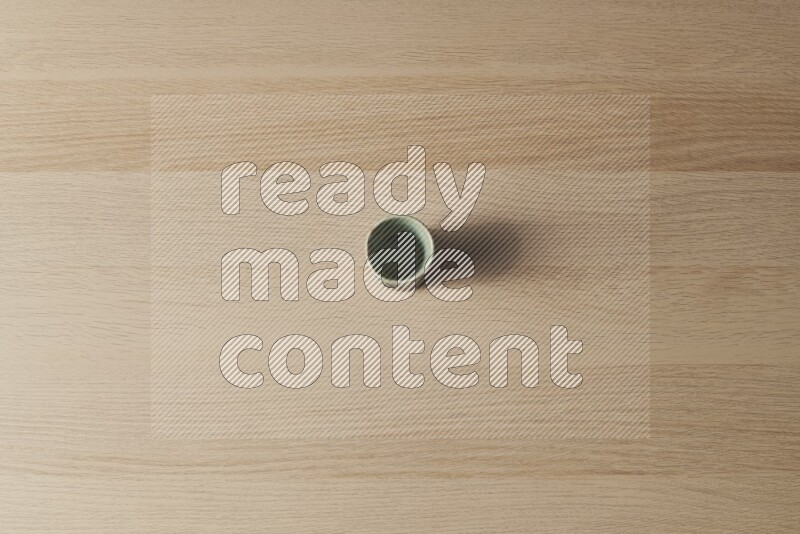 كأس فخاري على خلفية خشبية فاتحة