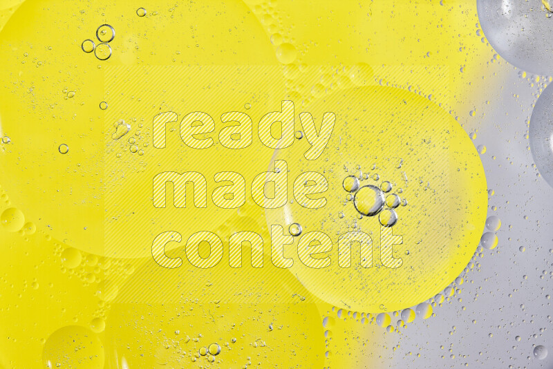 لقطات مقربة لفقاعات من الزيت على سطح الماء باللون الأبيض والأصفر