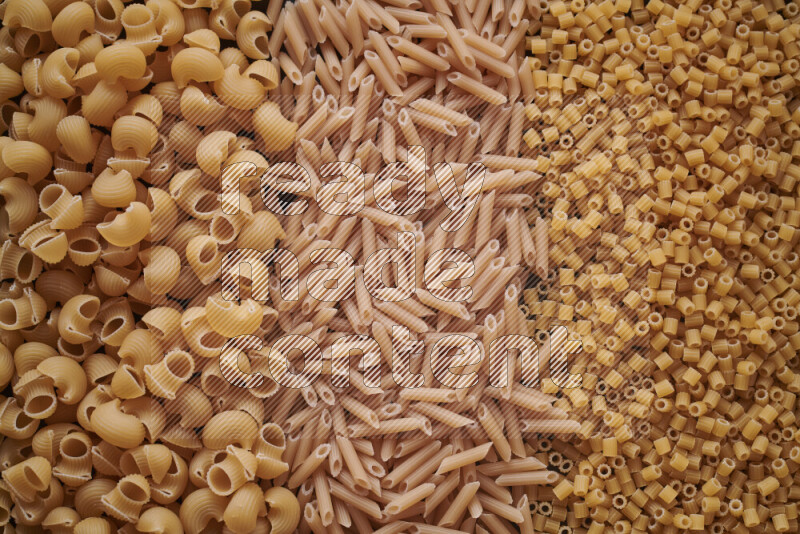 3 انواع معكرونة علي الخلفية كاملة