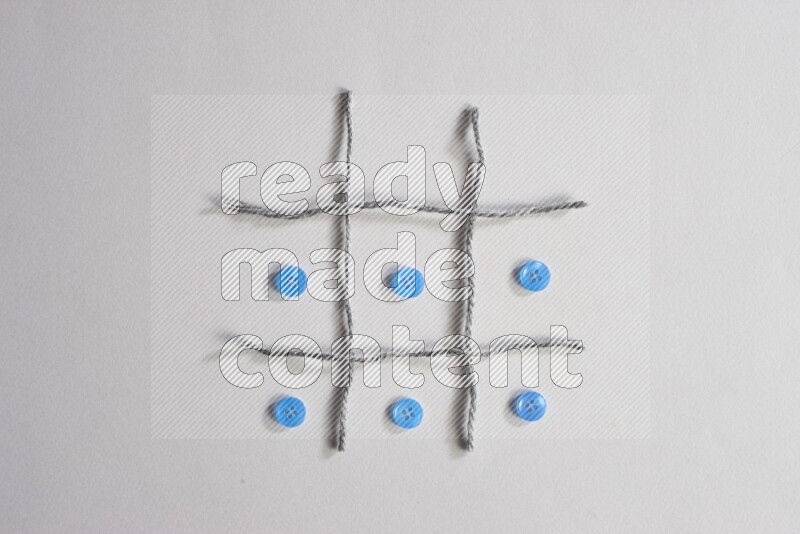 أزرار زرقاء موضوعة علي خلفية رمادية